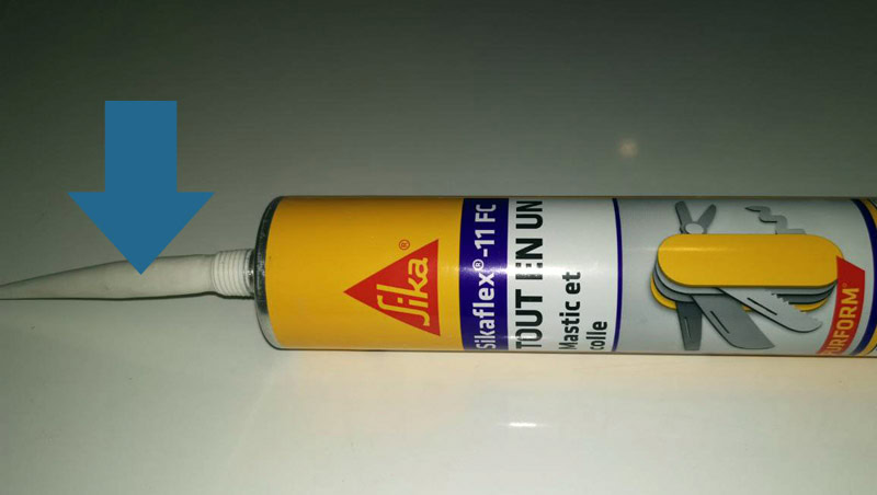 Voici une image d'une cartouche sikaflex purform avec la colle ayant pris la forme de la canule