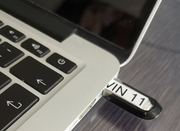 On place la clé USB de Windows dans un port du Mac.