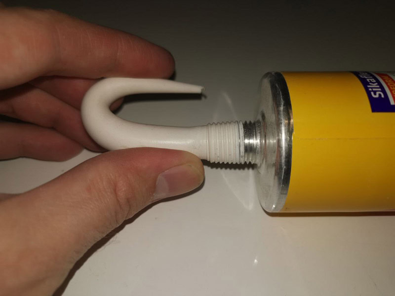 Colle ayant séchée dans la canule mais sans adhérer à cette dernière