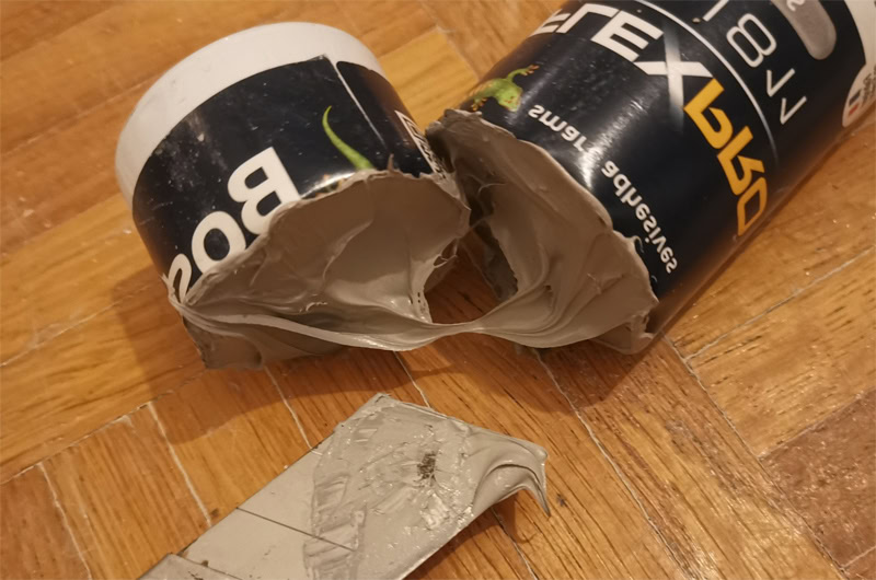On coupe le bout de la cartouche métallique de mastic pour la déboucher