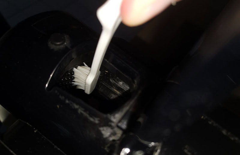 Décrassage de la grille de la Nespresso Lattissima De'Longhi avec une brosse à dents