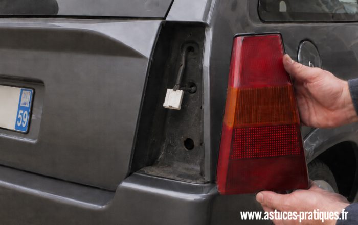 Voici comment démonter un feu arrière sur Citroën AX