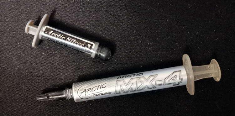 Photo de deux vieux tubes de pâte thermique