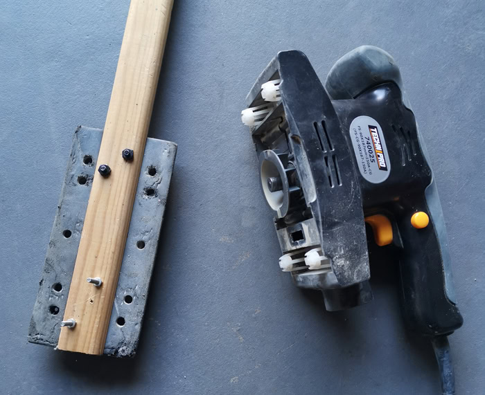 Fixation du manche vibreur sur le plateau de la ponceuse avec les vis et écrous