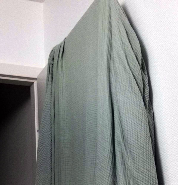 Du lingue qui sèche sur une porte