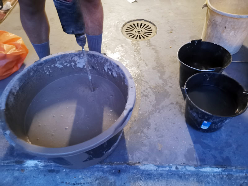 Mélanger un ou deux sacs de ragréage avec la bonne quantité d'eau