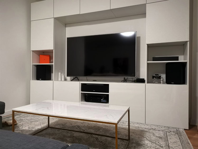 Meuble TV avec beaucoup de rangements