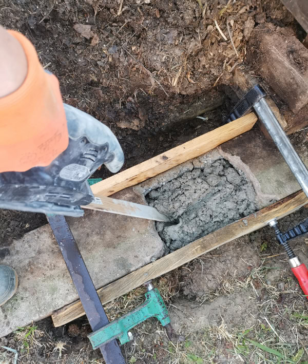 On commence à vibrer le béton avec la ponceuse modifiée