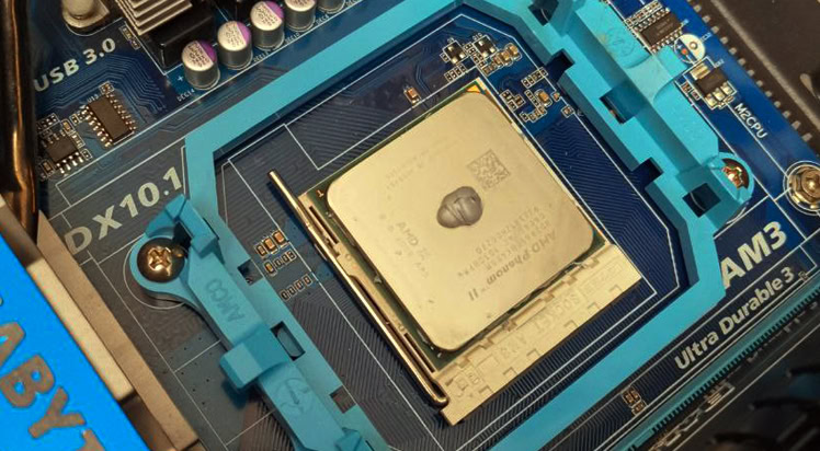 Pâte thermique appliquée en grain de riz pour le test comparatif complet