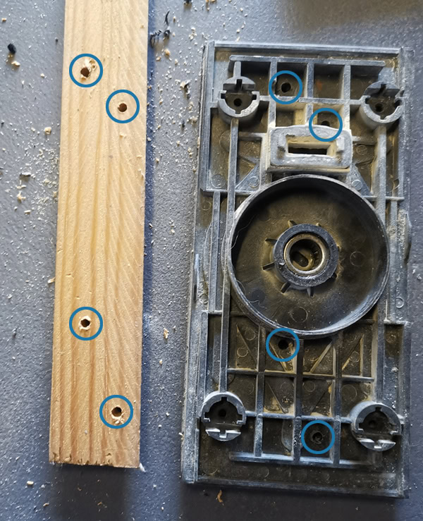 Percer les trous dans le plateau de la ponceuse vibrante et dans le manche en bois