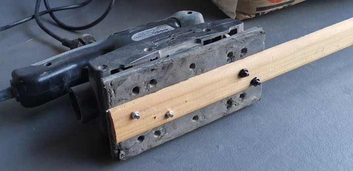 Ponceuse transformée en vibreuse à béton