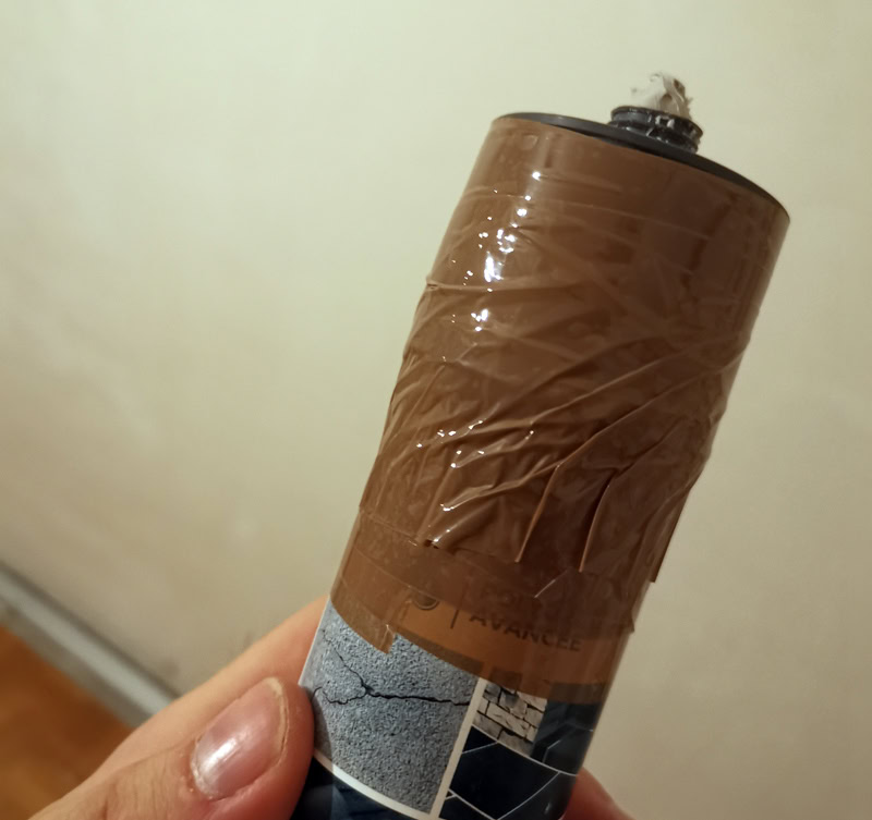 Solidifier l'assemblage de votre nouvelle cartouche débouchée avec du scotch