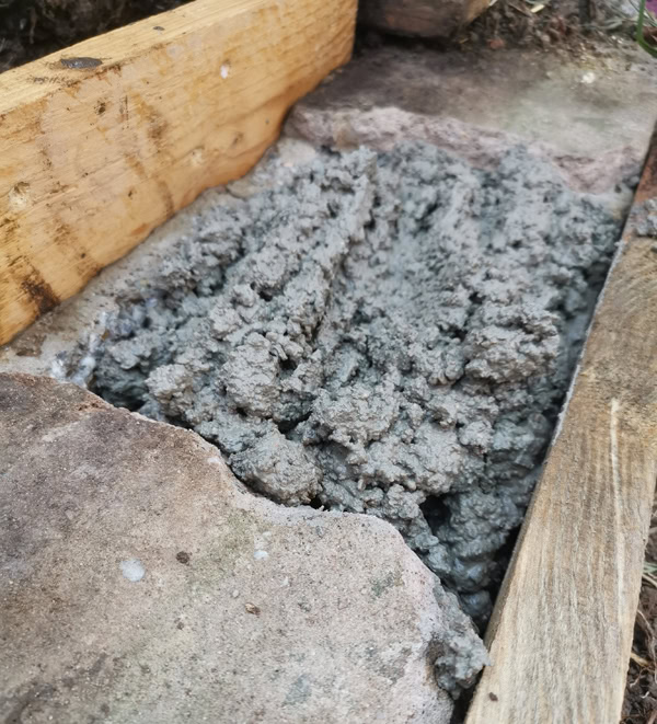 Trou dans un rang de parpaing rempli de béton