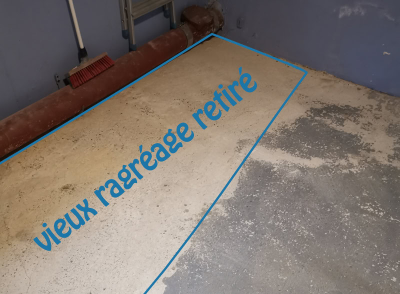 Sur cette image, nous montrons le sol avec la partie en béton à nu, qui présentait un vieux ragréage qui se décollait
