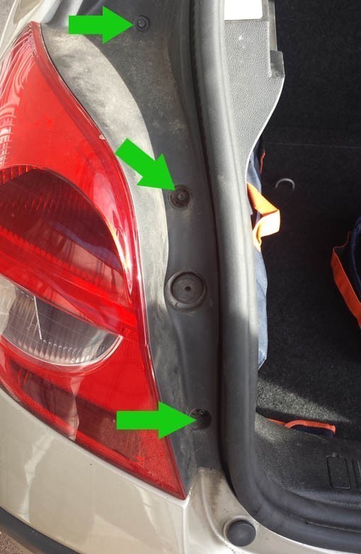 Changer les ampoules du feu arrière sur Renault Clio 3 - Tutoriels